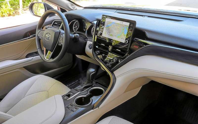 Место водителя в Toyota Camry – доступна только аналоговая приборная панель с компактным экраном (4,2”) в центре