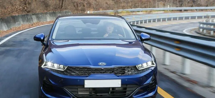 Kia K5 против Toyota Camry. Сравниваем популярные седаны
