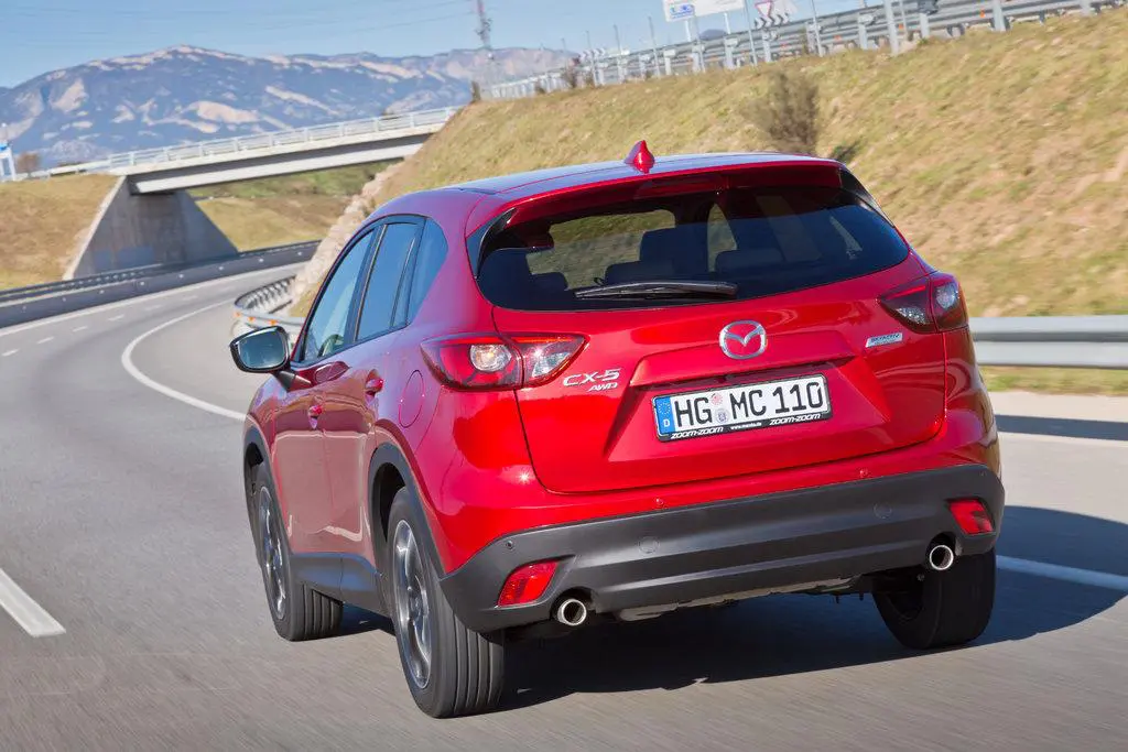 Специалисты отмечают легкое управление (устойчивое поведение на дороге) Mazda CX-5 с передним и полным приводом