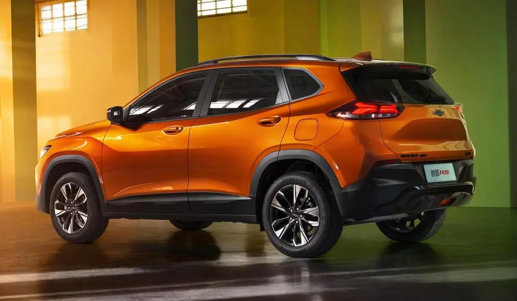 Вид самого мощного Chevrolet Tracker RS сзади
