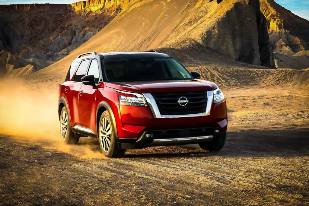 С небольшим клиренсом и шоссейными шинами типовой Nissan Pathfinder не подходит для преодоления сложного бездорожья