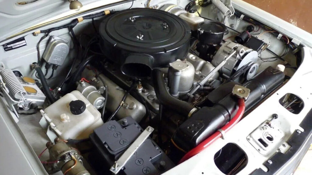 Большой моторный отсек изначально рассчитан для установки крупного двигателя V8 