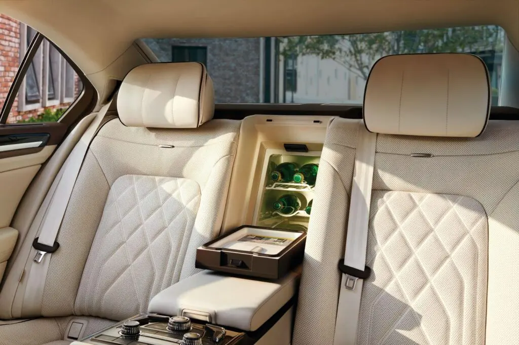 Места для пассажиров второго ряда в VW Phideon