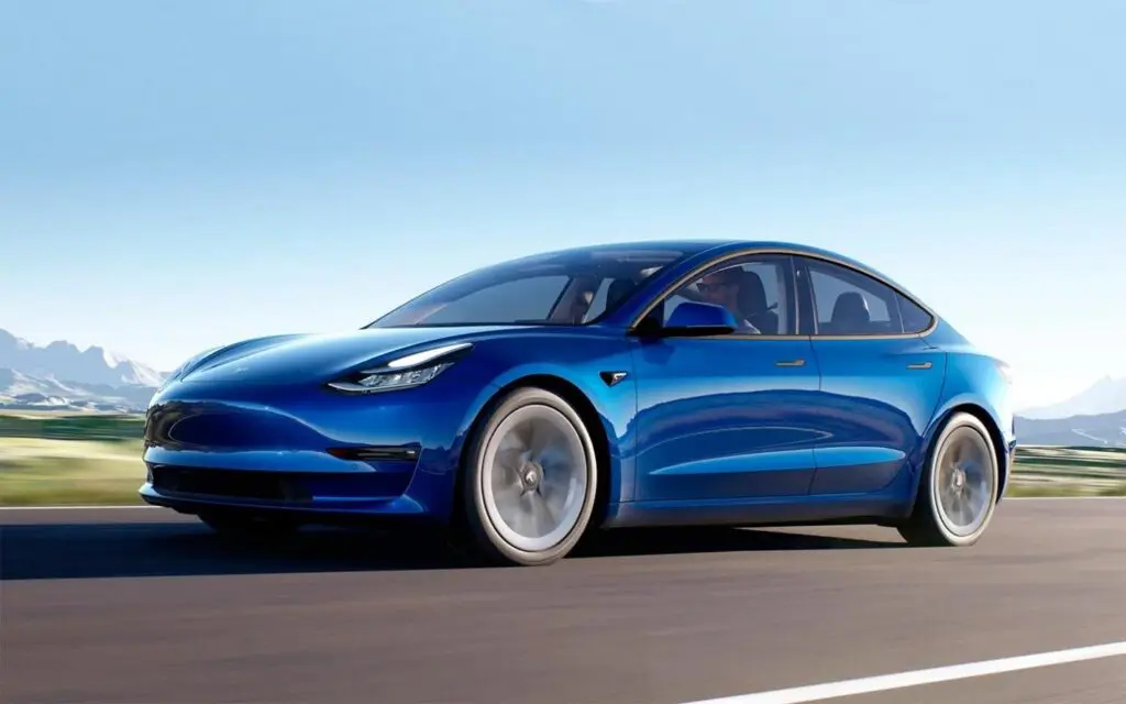 Победителем признан электромобиль – Tesla Model 3 со средним значением оценки 4,53