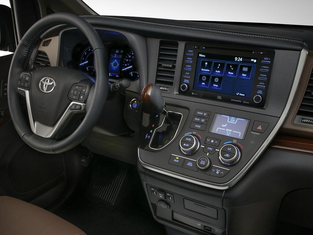 Передняя панель Toyota Sienna