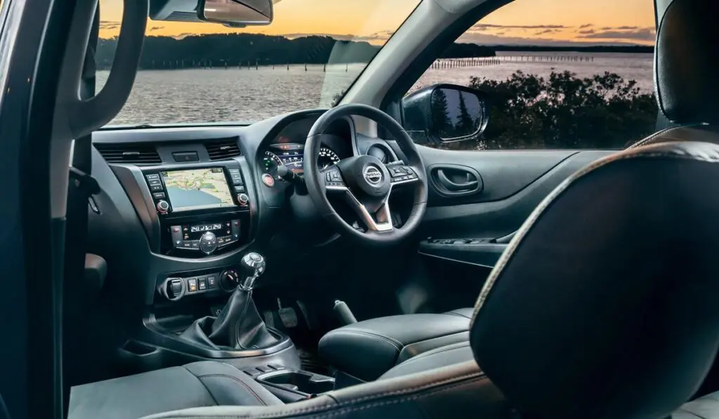 В салоне Navara PRO-4X Warrior – удобное и комфортное оснащение