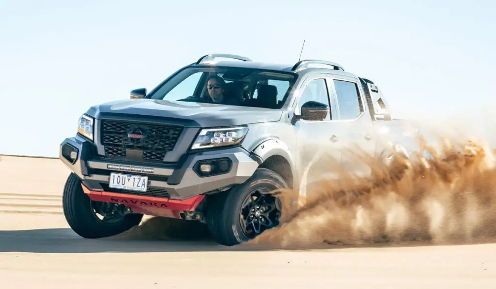 Navara PRO-4X Warrior с дизелем 190 л. с. и только полным приводом хорошо приспособлен к сложным дорожным условиям