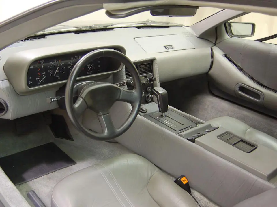 Салон DeLorean DMC-12