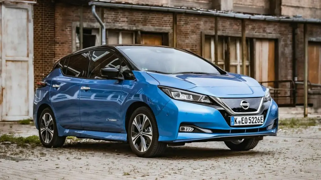 «Дальнобойный» Nissan Leaf e+ (364 км с батареей 62 кВт/ч) оснащен более мощным электромотором – 218 л. с.