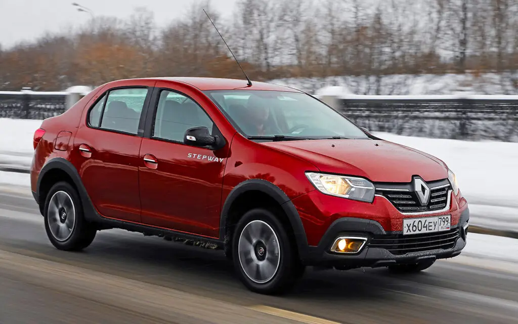 Версия Stepway с увеличенным клиренсом стоила по прайсу производителя от 1,3 млн руб.