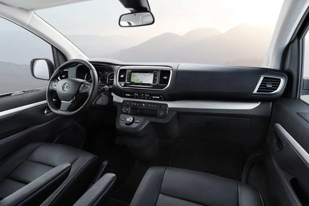 Передняя часть салона Opel Zafira Life