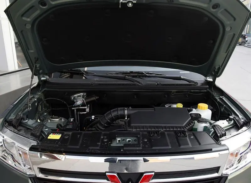 В просторном моторном отсеке достаточно места для размещения солидного мотора V8 с большим объемом