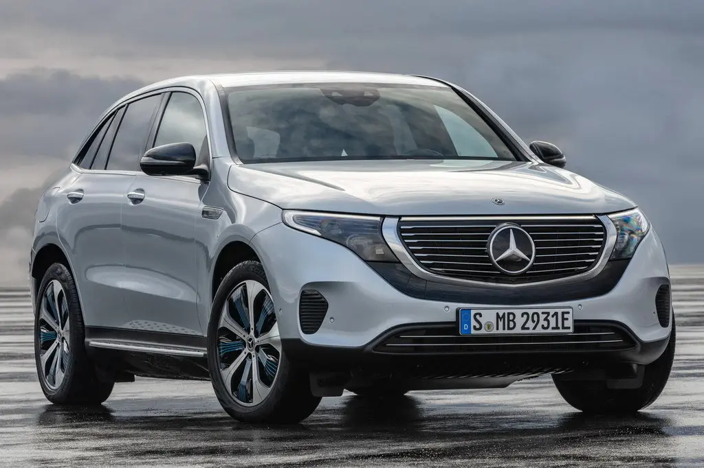 Внешний вид Mercedes-Benz EQC с классическими дверными ручками плохо соответствует представления о современном электромобиле