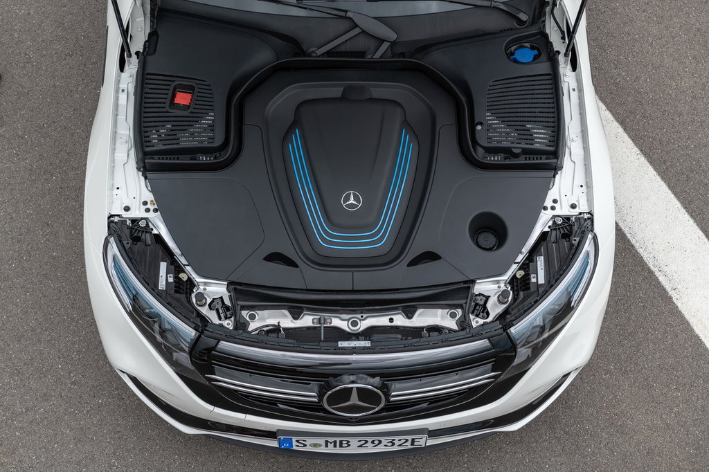 Типичный для «электричек» передний багажник в Mercedes-Benz EQC отсутствует