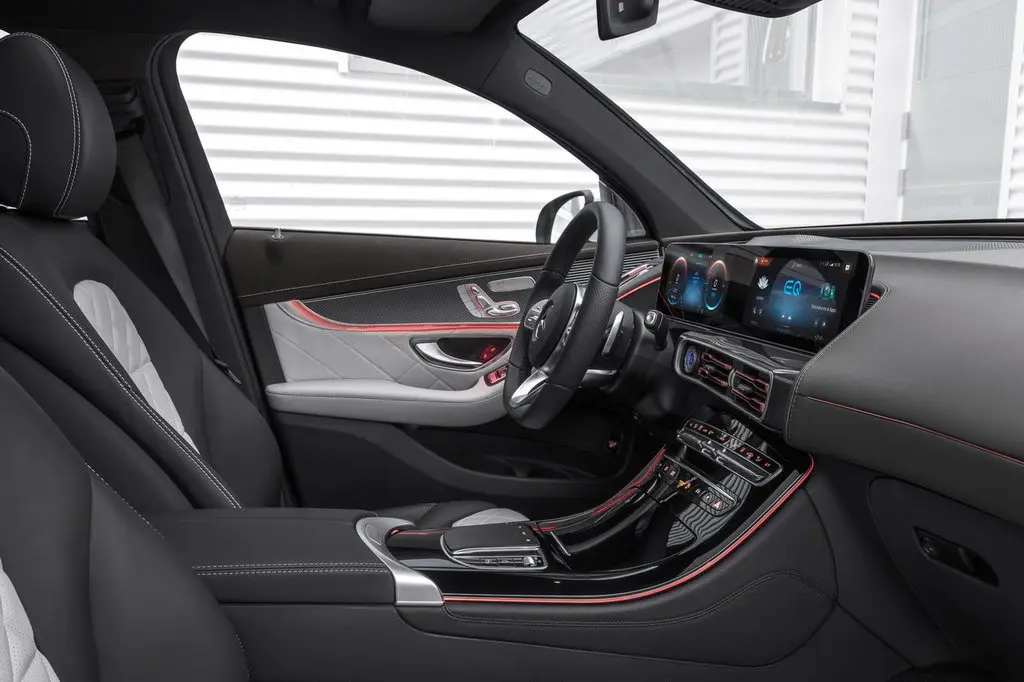 Передняя часть салона Mercedes-Benz EQC