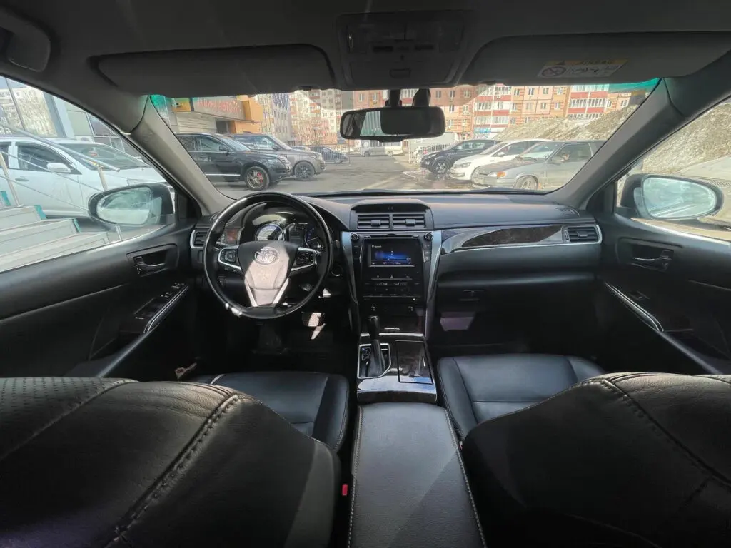 Безупречное состояние салона Toyota Camry 2017 г. выпуска