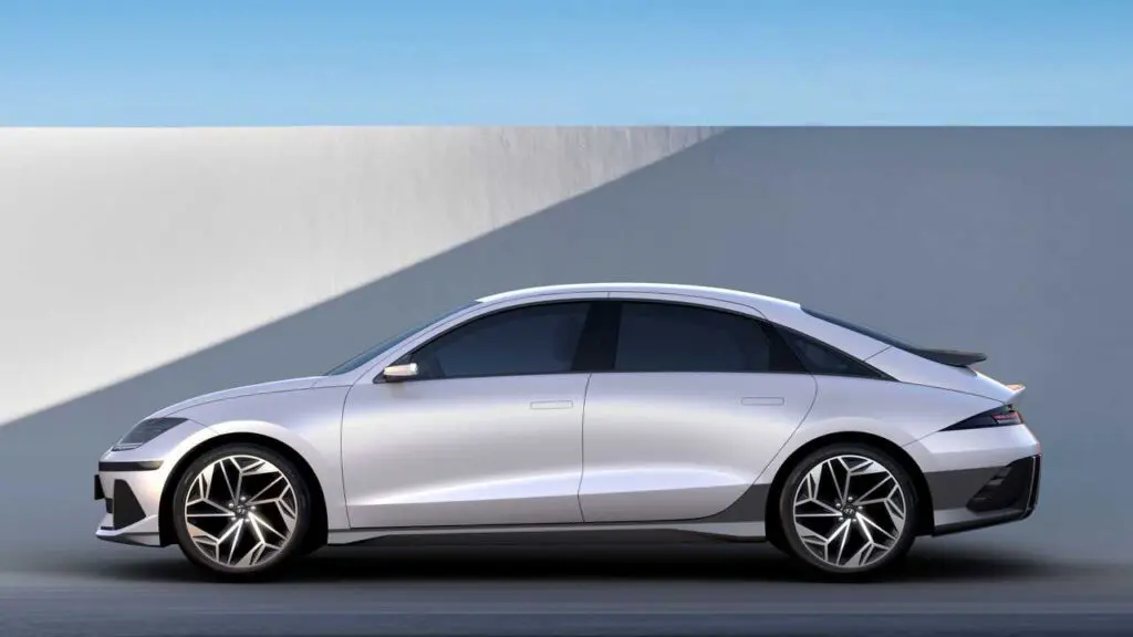 Самая «дальнобойная» версия Hyundai Ioniq 6 с аккумуляторами емкостью 77,5 кВт*ч проедет без пополнения заряда до 610 километров по циклу измерений стандарта WLTP