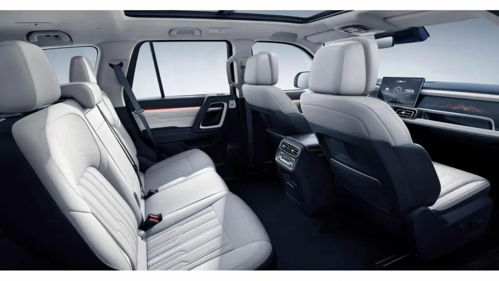 Просторный салон Beijing BJ60