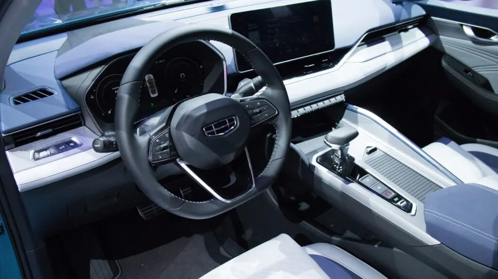 Контрастное оформление салона Geely Xingrui