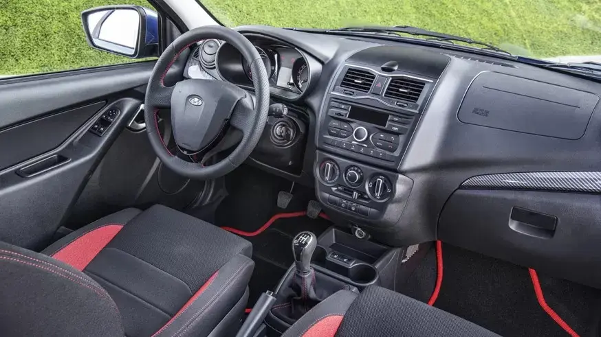 Контрастная цветовая отделка салона Lada Granta Drive Active’22