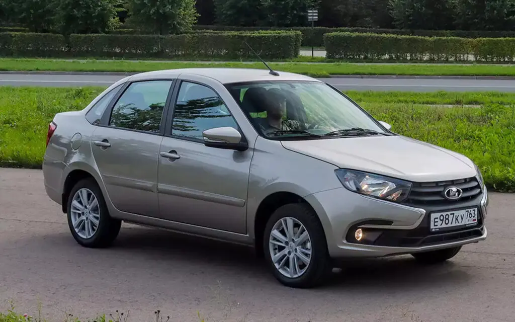 Упрощение Lada Granta Classic'22 компенсировали снижением цен и улучшенным оформлением внешнего вида