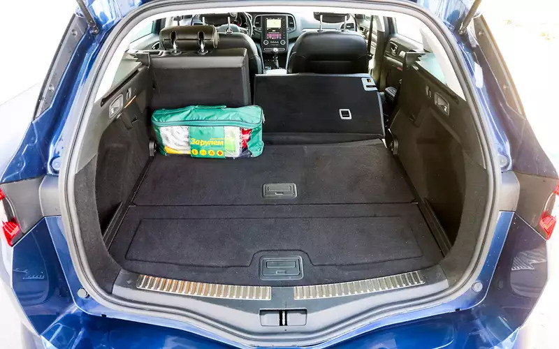 Большой удобный багажник можно увеличить до 1500 литров складыванием спинок сидений заднего ряда