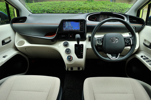 Выразительный дизайн в интерьере Toyota Sienta второго поколения