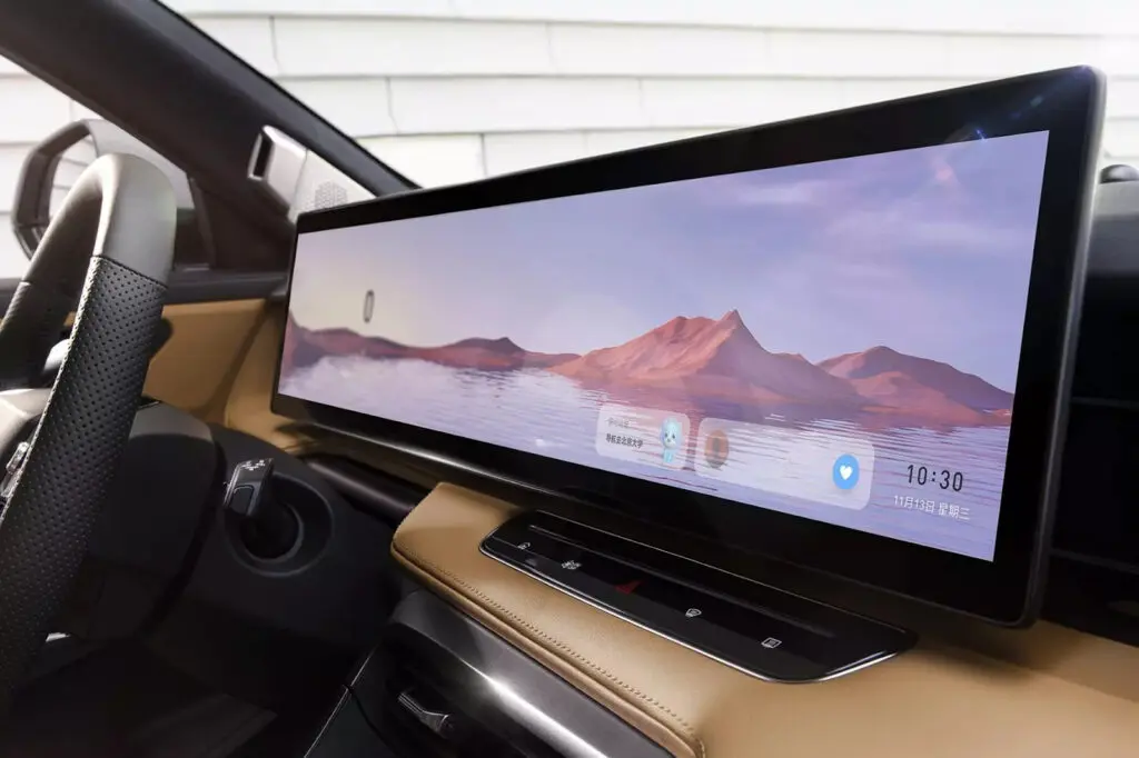 Китайский Roewe RX5 получил гигантский экран, который можно двигать Удобство пользования экраном оставим под вопросом
