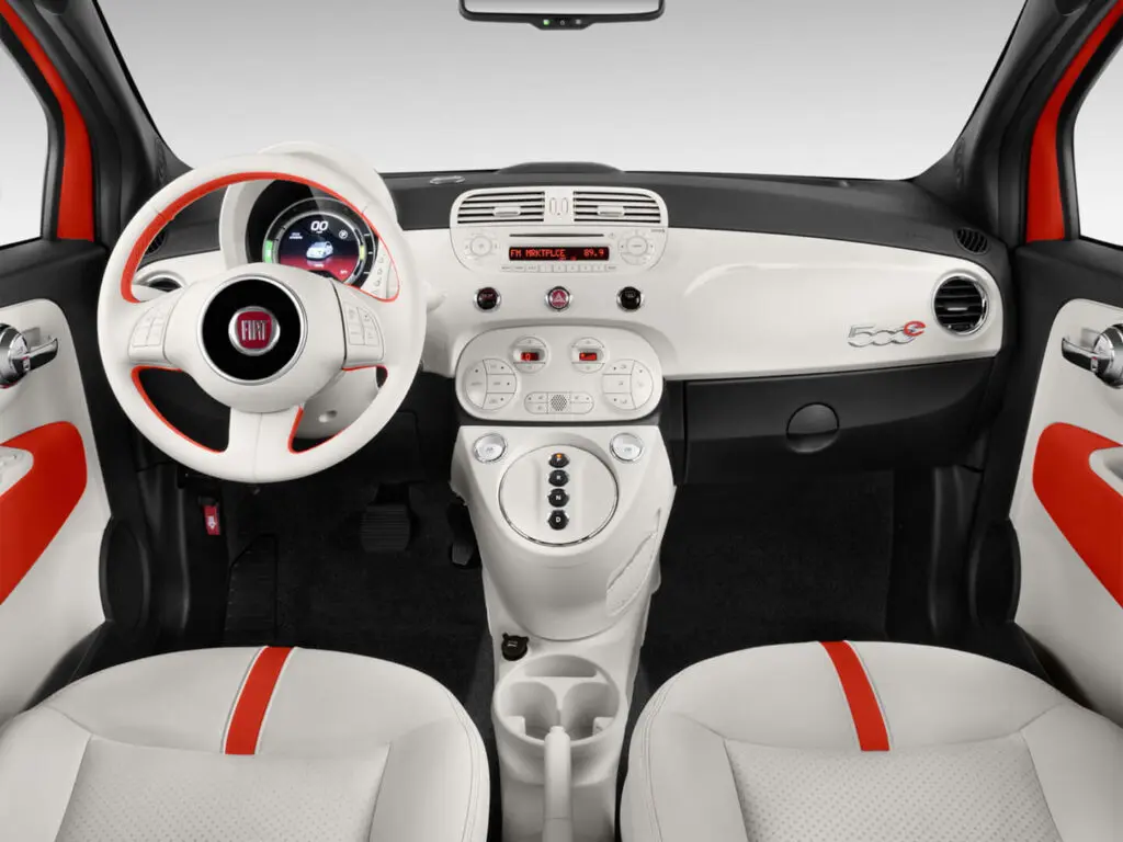 Один из вариантов эффектного оформления салона Fiat 500e
