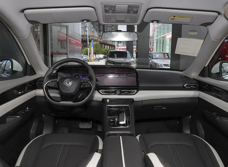 Передняя часть салона Dongfeng E70