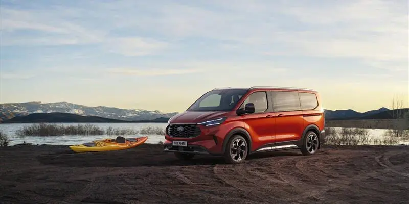 Пассажирскую версию Ford Transit рассекретили: руль-столик, дизельные моторы, полный привод и другие интересные факты