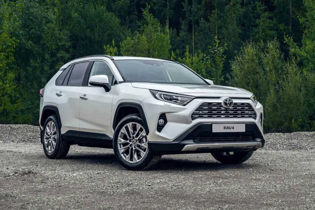 Toyota RAV4 нравится многим, но цены «кусаются» – от 3,5 млн руб.