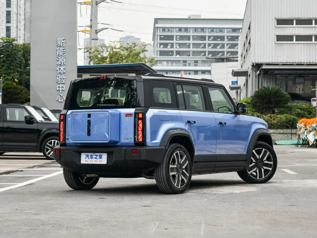 Chery iCar 03: новый SUV с чемоданом вместо запаски в стиле Land Rover Defender подешевел после начала продаж