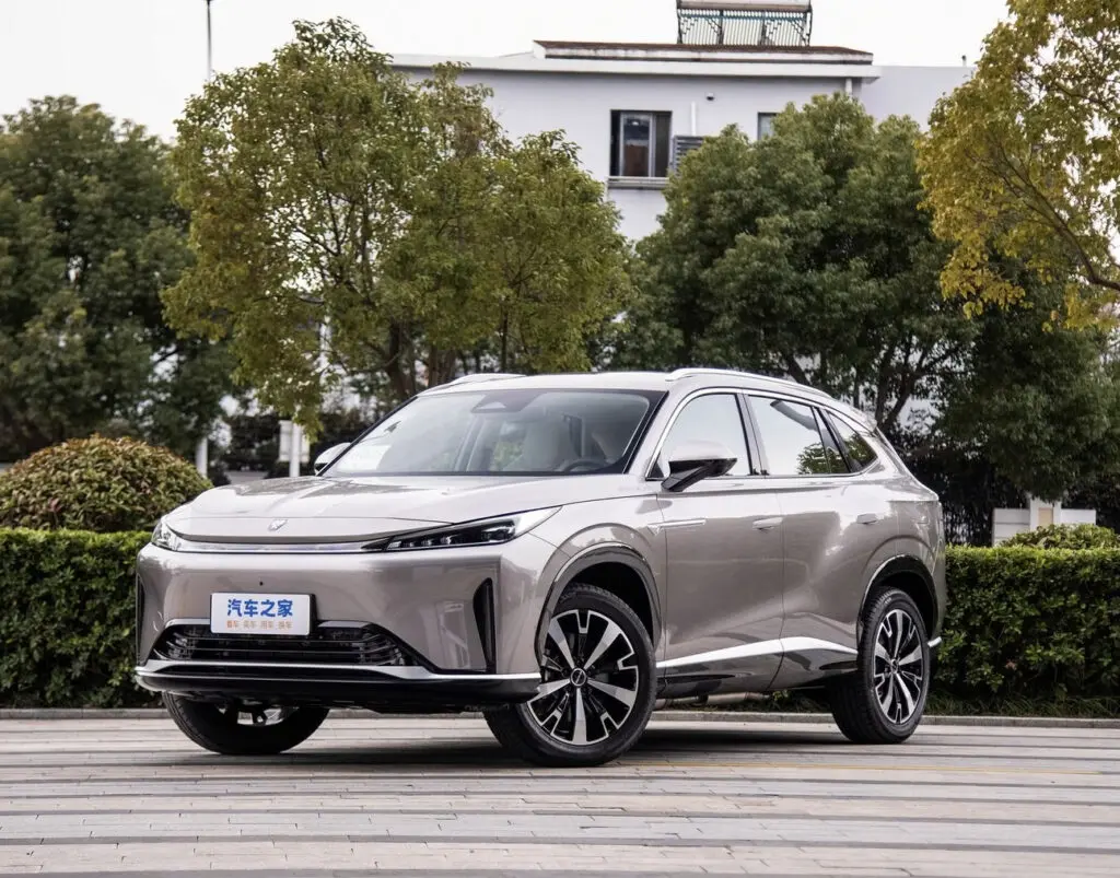 Яркий дебют гибридного кроссовера Roewe D5X DMH в бюджетном сегменте рынка: доступность и хорошие технические характеристики