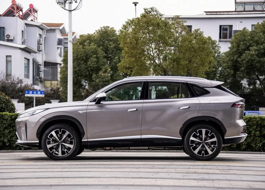 Яркий дебют гибридного кроссовера Roewe D5X DMH в бюджетном сегменте рынка: доступность и хорошие технические характеристики