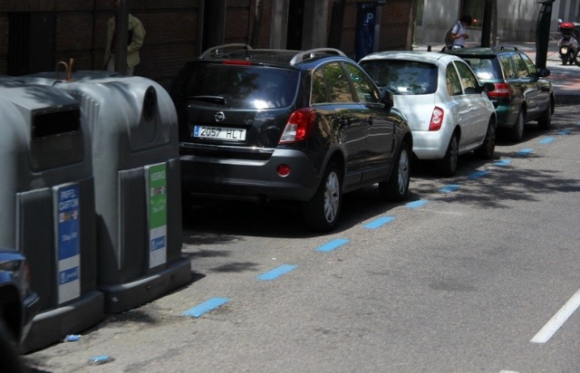В Испании парковочные места на улицах городов отмечают зеленым, синими или белым цветом