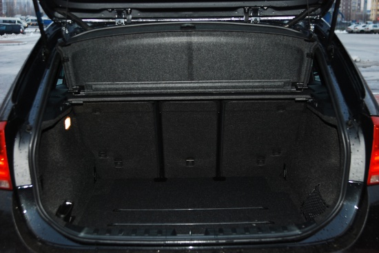 Вместимость багажного отделения составляет 420 л., а при сложенных сиденьях второго ряда достигает 1350 л.