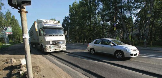 Фурам запретили движение по федеральным трассам вокруг Петербурга в жару