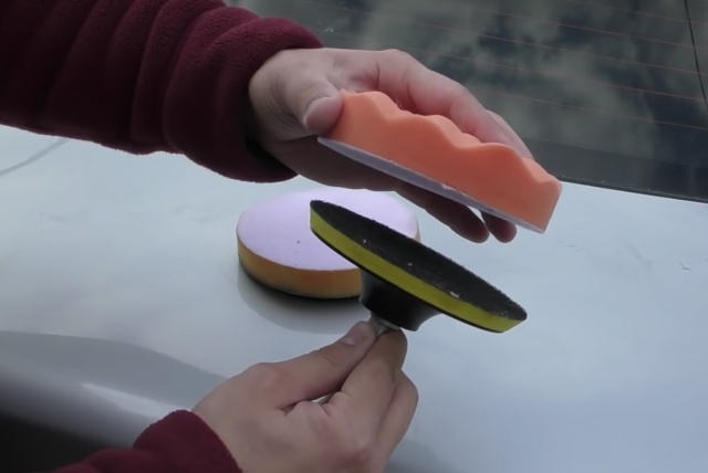 Как убрать царапины на автомобиле?