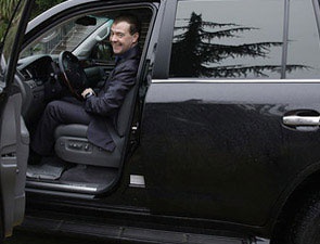 Медведев впервые сел за руль автомобиля