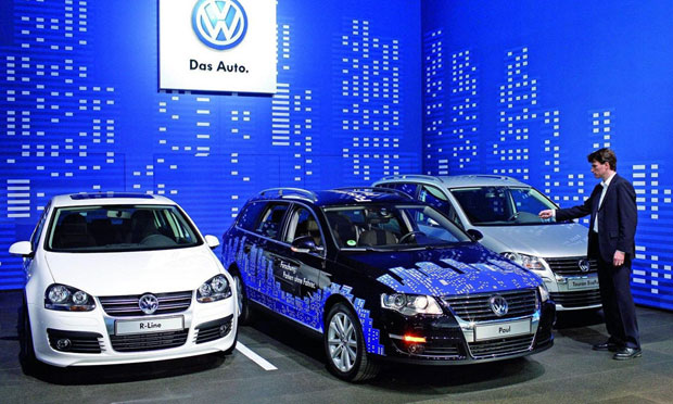 Автомобили Volkswagen паркуются сами