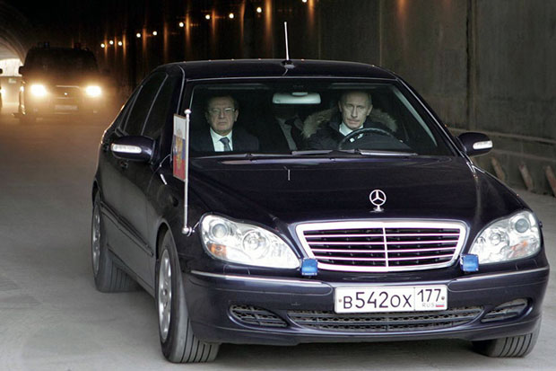 Путин подает дурной пример водителям