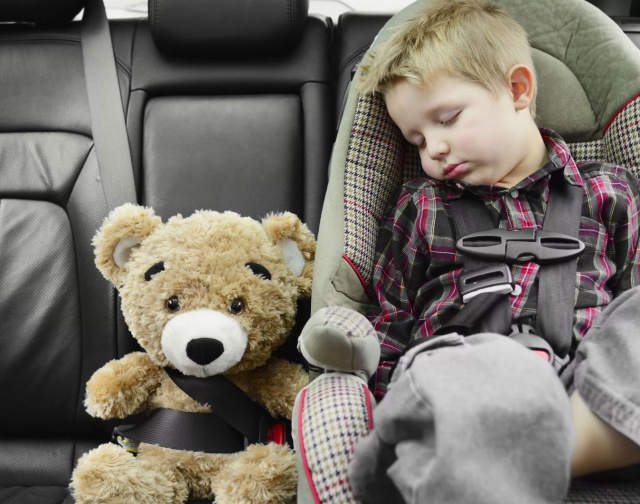 Как помочь ребенку легче перенести путешествие на авто?