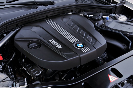 Для BMW X3 доступны четыре двигателя: два дизеля для версий xDrive20d (184 л.с.) и xDrive30d (258 л.с.) и два бензиновых агрегата для версий xDrive28i (258 л.с.) и xDrive35i (306 л.с.).