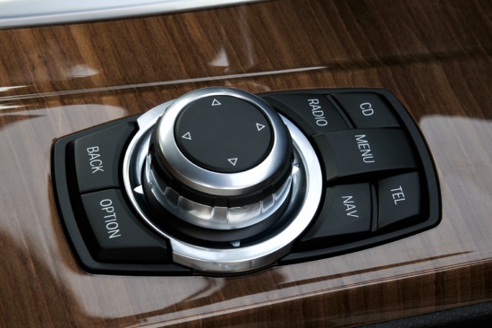 Настройка бортовых систем и управление сервисными функциями, как и в других BMW, осуществляется с помощью шайбы фирменной мультимедийной системы iDrive. Экран, вопреки моде, лишен сенсорного управления — все манипуляции осуществляются только через контроллер. 
