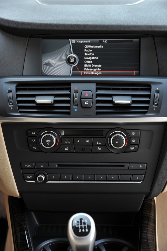 Минимум кнопок и клавиш, максимум интуитивной понятности. BMW не перегружает консоль кнопками, все второстепенные функции запрятаны в недра интерфейса iDrive.
