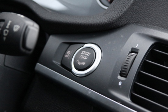 Рулевое колесо с кнопками управления «музыкой» и бортовым компьютером входит в базовое оснащение, а двигатель всех модификаций BMW X3 запускается кнопкой.