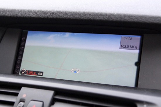 Экран системы iDrive может служить и для отображения карт навигации, и для трансляции телепрограмм. Как и общение с бортовыми системами, контакт с навигацией можно наладить на русском языке. Правда, новый участок кольцевой в картах пока не прописан.