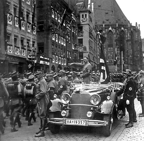 Гитлер приветствует свою армию на бронированном Мерседесе 770 K.