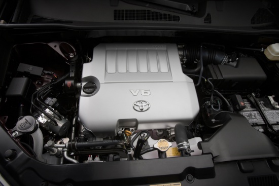 Двигатель V6 серии используется на тойотовских моделях для американского рынка (RAV4, Camry и пр.) и на родственном кроссовере Lexus RX, однако для Хайлендера его слегка дефорсировали, решив, что 273 л.с.вполне достаточно.
